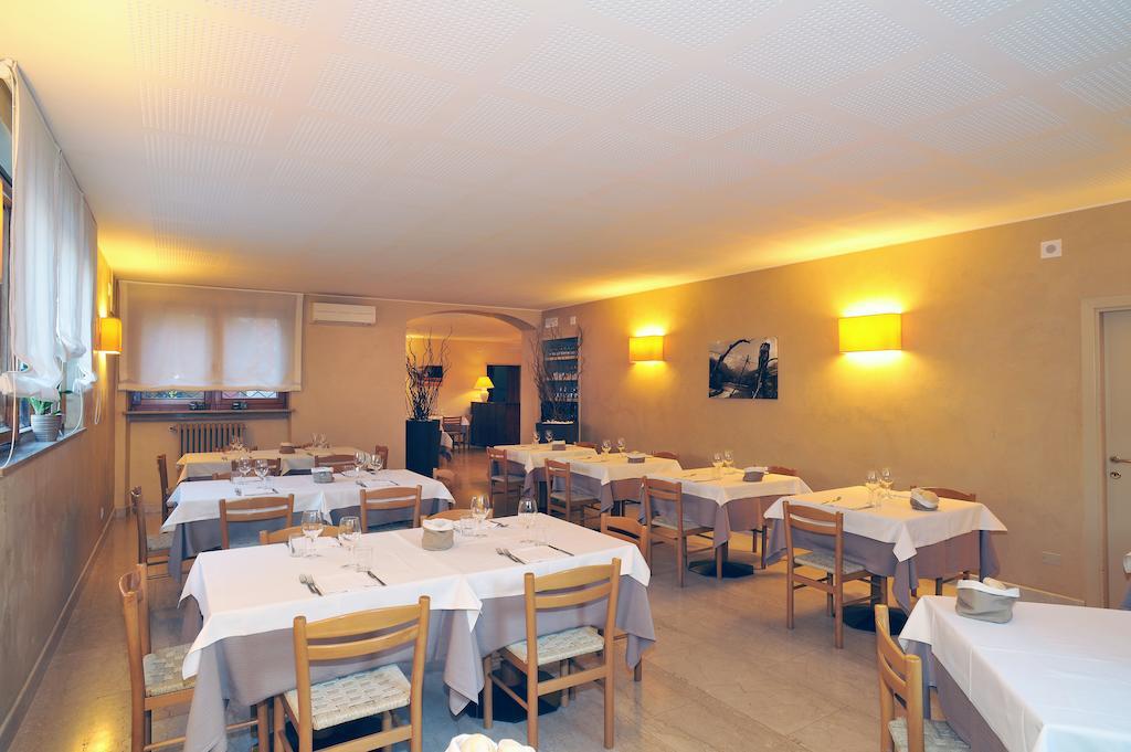 Albergo Croce D'Oro Dolcè Exteriér fotografie